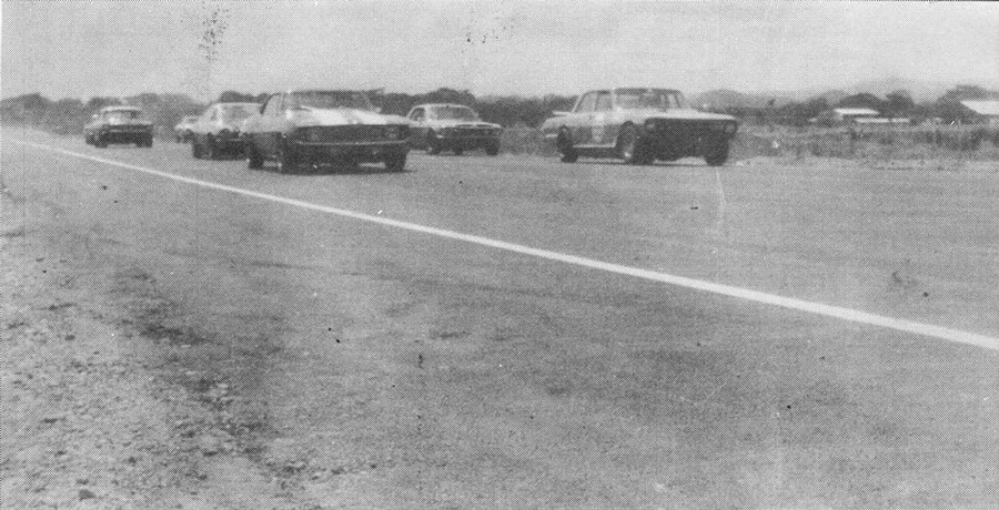 San Carlos '71 II - El Camaro Z-28 de Winston Chebly y el Cehvy II de Humberto Corona encabezan la parrilla de largada - Foto FON largadanova[1].jpg