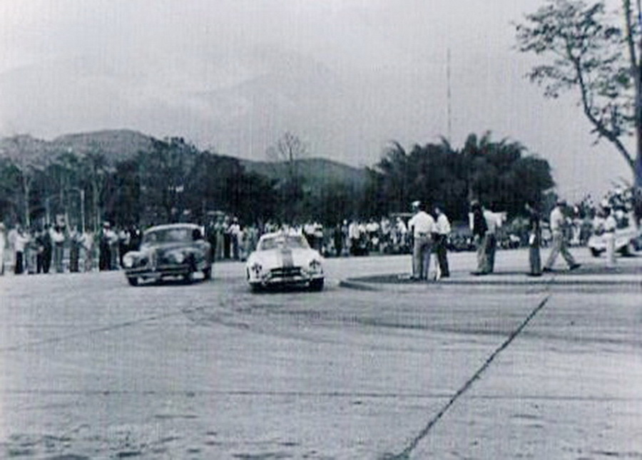 Caracas '55 - El Alfa 6C 2500 de...y el Merceds Benz 300 SL de Pancho Pepe Croquer - Foto Enrique Muro 22[1][1].jpg