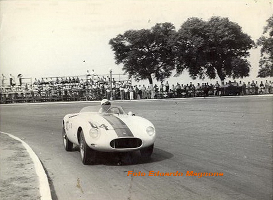 Buenos Aires 1000 Km '57 - El OSCA TN 1500 de Sergio Vivaldi - Foto E Magnone.jpg