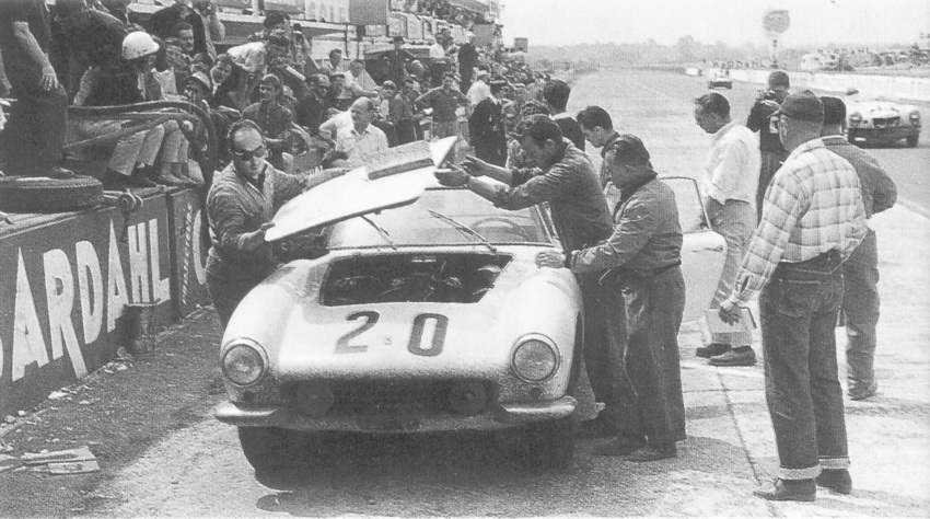 Le Mans '59 - El Ferrari 250 GT LWB Interim atendido en pits - Libro 1000 Imágenes de Ferrari.jpg