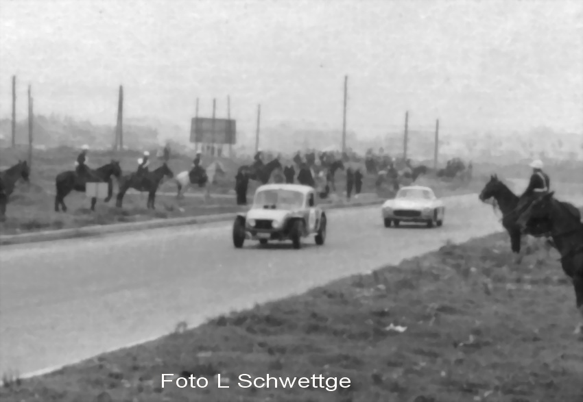 Bogota GP '59 - La 1a el Chrysler-Cadillac de Garzon y MB 300 SL de Vial - Foto L Schwettge.jpg
