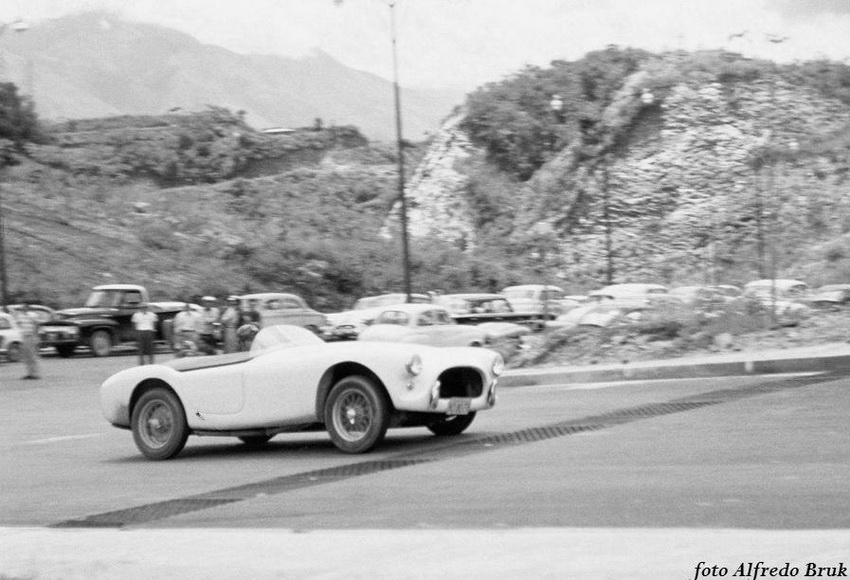 Caracas '60 - Cumbres de Curumo - El AC Bristol x identificar - Foto Alfredo Bruck.jpg