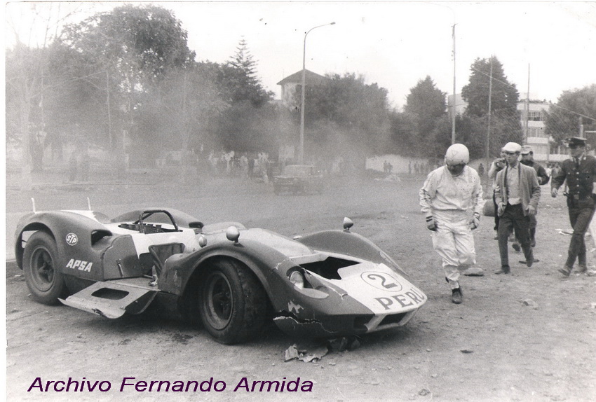 6 HORAS PERUANAS '67 - EL McLAREN # 2 DE LOS HERMANOS ALVARADO - Foto Fernando Armida x Edoardo Magnone.jpg