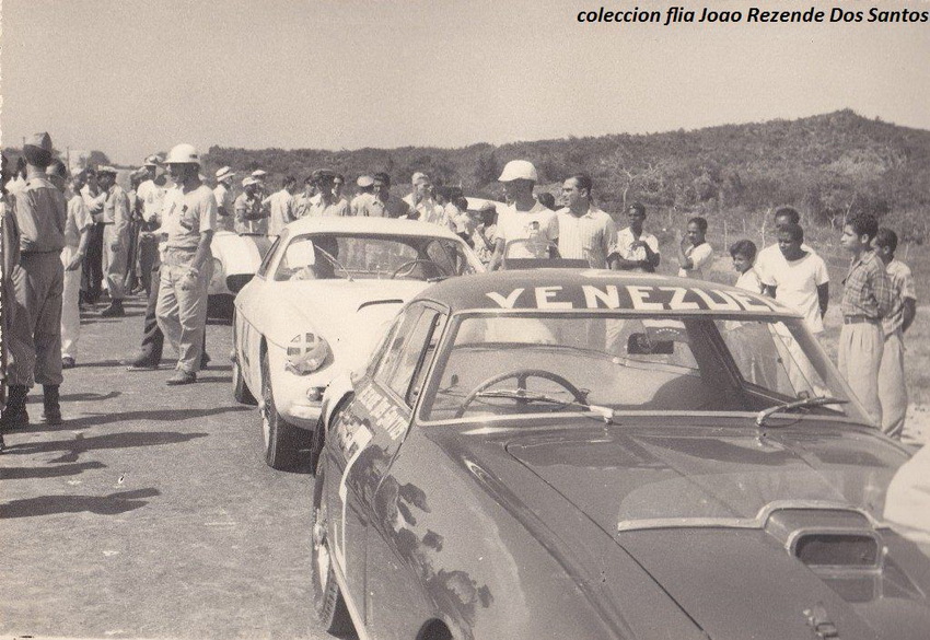 Vuelta a La Cordialidad '55 - El Ferrari 250 MM de Dos Santos, el Alfa 1900 de Ruiz y el Ferrari 500 de Lopez.jpg