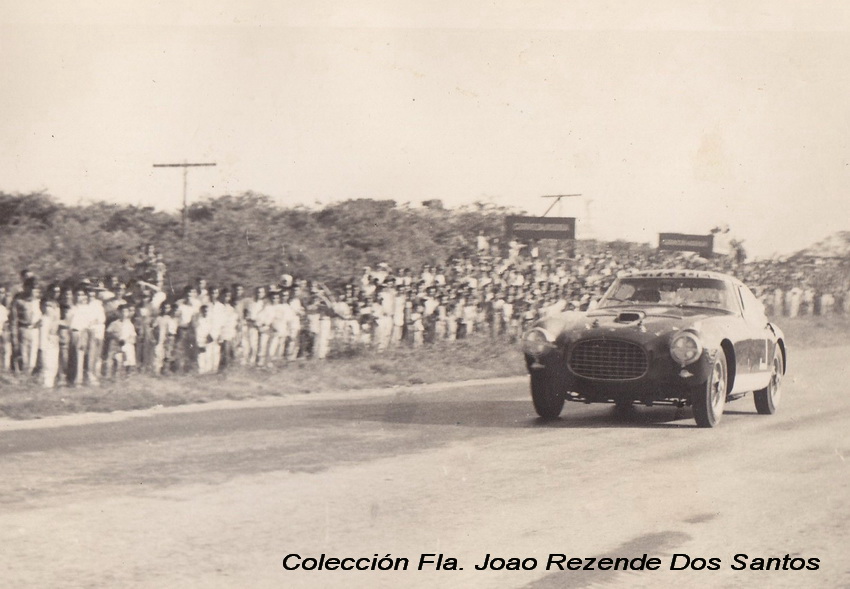 Vuelta a La Cordialidad '55 - Arrivo triunfal del Ferrari 250 MM de Rezende Dos Santos - Foto Fla Dos Santos.jpg