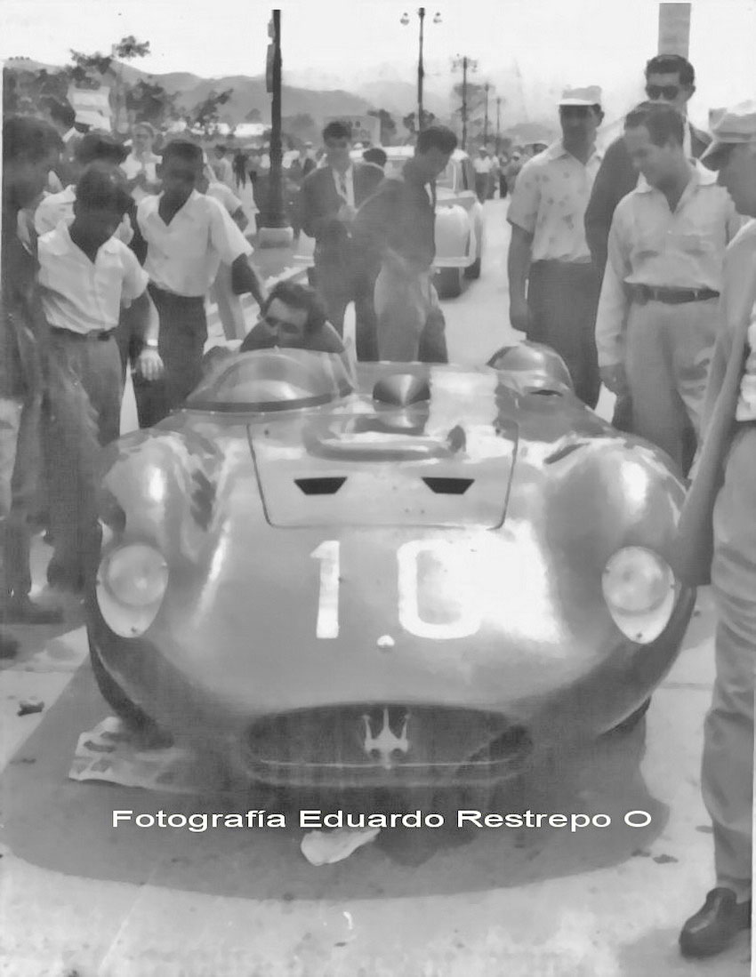 Caracas '56 - Antes Maserati 200 SI 2401 Jean Behra 3o - Foto E Restrepo.jpg