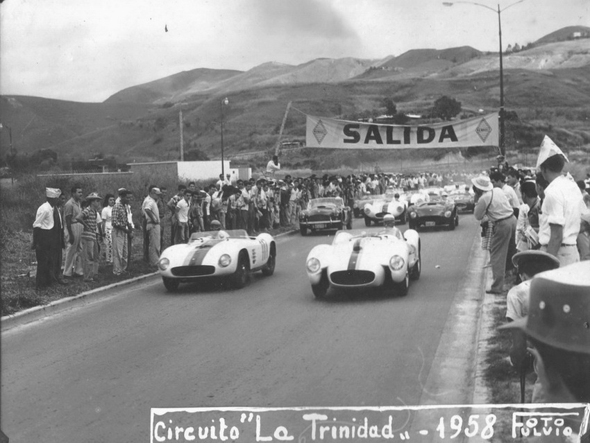 La Trinidad '58 - Arranque de la 3a Carrera con Julio Pola y Mauricio Marcotulli al frente de la grilla.jpg