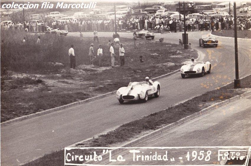 LA TRINIDAD '58 - Los dos Ferrari comandan el grupo.jpg