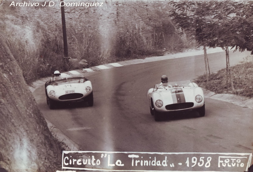 LA TRINIDAD '58 - El Ferrari 500 de Raul Ignacio Dominguez y el Maserati 150 S de Hugo Tosa.jpg
