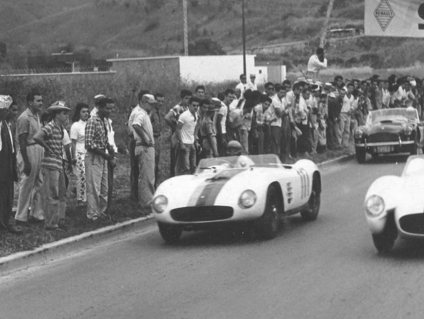 04 - La Trinidad '58 - Julio Pola tomando la partida - Foto JD Domingez .jpg