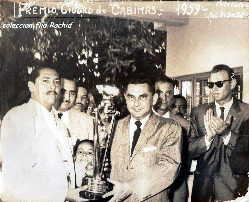 Ciudad de Cabimas '59 - Alí Rachid recibe le trofeo de ganador - cabimaspremiacion[1].jpg