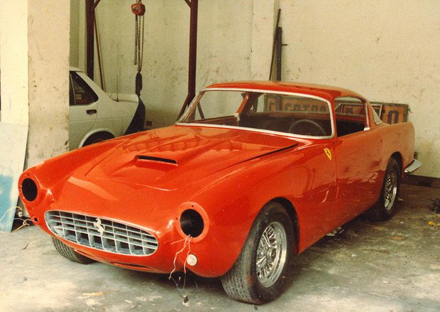 mi ferrari en reconstruccion.jpg