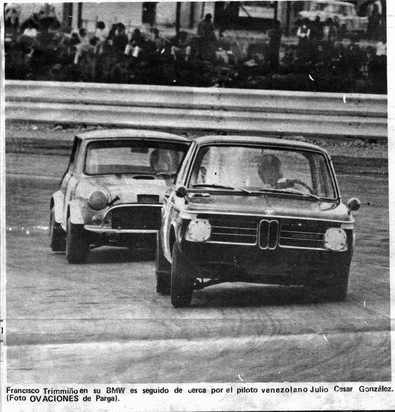 Fraternidad Col Ven '71 - El BMW 2002 Francisco Trimiño y Cooper Julio César González - Foto Ovaciones Sep  7 JPG.jpg