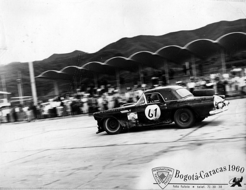 Bogota - Caracas '60 - Arrivo a Caracas de Marcelo Hernandez en su Ford T-Bird .jpg