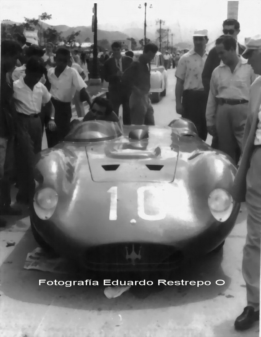 Caracas '56 - Antes Maserati 200 SI 2401 Jean Behra 3o - Foto E Restrepo.jpg