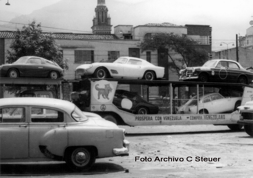 250 GT 1037 - Bogota - Caracas '60 - Arribo a Bogotá Ferraris en Trailer Venezolano - Foto C Steuer .JPG