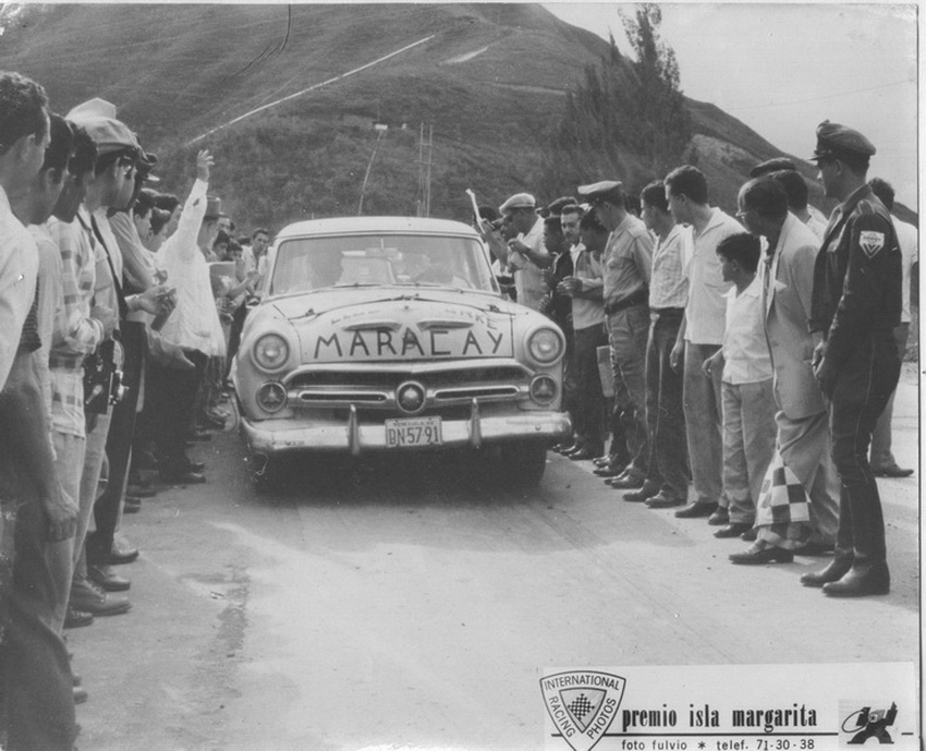 maracay-Cum-Marg '59 - Partida del Ford 1952 de Efraín Ceballos.JPG