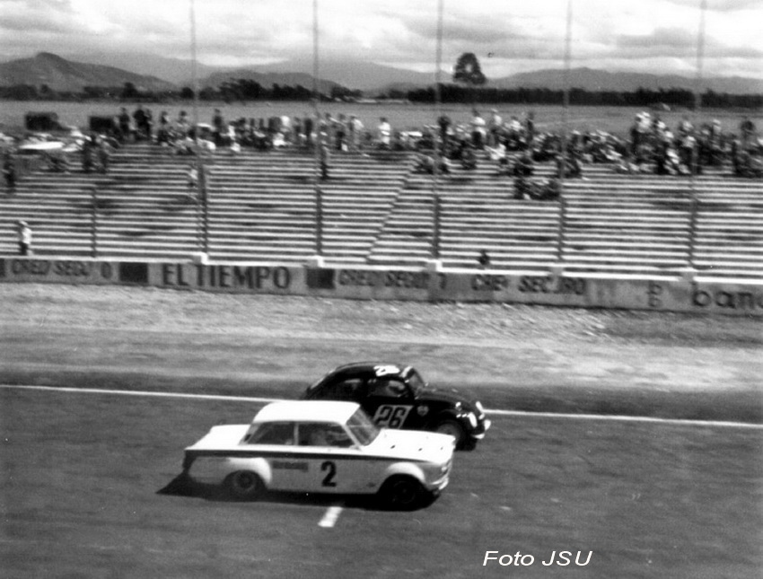 Fraternidad Col Ven '71 - Duelo Cortina de Bobby Dennet y VW de Nelson Canache  - Foto Jorge S Salgado U.JPG