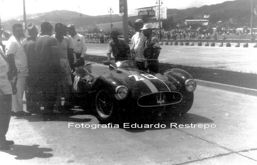 A6GCS 2066 - Caracas '56 - GP Venezuela Julio Pola-Azzurro Manzzini - foto Eduardo Restrepo Ortega.jpg
